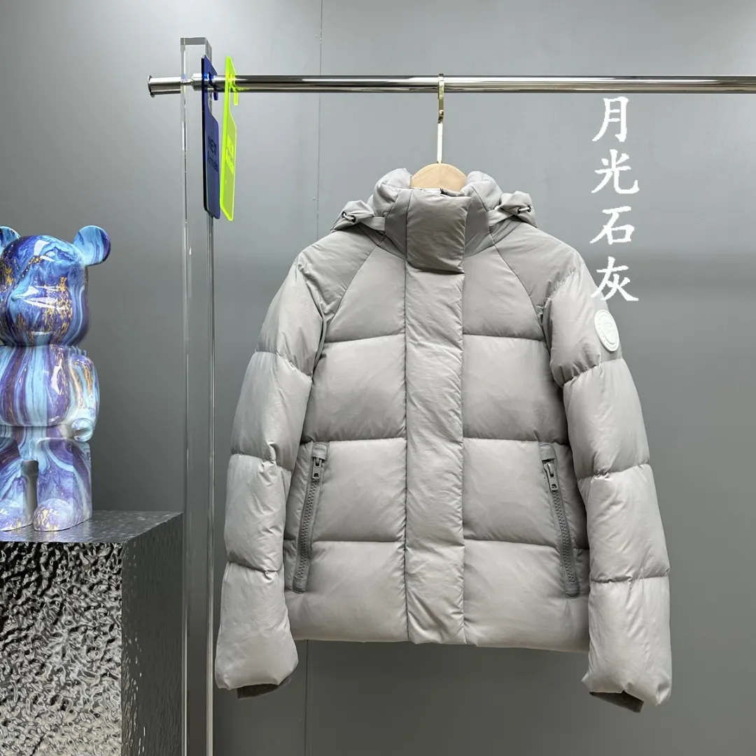 P780 𝗖𝗔𝗡𝗔𝗗𝗔 𝗚𝗢𝗢𝗦𝗘/Canada Goose capsule series macaron white label down jacket Fabric: Made of soft EnduraLuxe fabric imported from DuPont, CORDURA, USA, which enhances the durability of easy-to-wear parts, is lightweight and durable; the liner is made of 400T anti-velvet gallbladder, which is comfortable, soft and non-velvet. Hat: It has a detachable hood, which can be adjusted in two directions, and is also filled with down, which brings greater softness and wrapping around the head and neck, and is full of warmth. This parka has white trim at the back and around the hood, and the hood hardware is all original and custom-made to match the soft color of the fabric. Goose logo: The official website’s new series of large goose logos made of silicone, non-embroidered logos. Length: Fit hip-length. Accessories: The chest chain and pocket chain are all customized by YKK zipper company, and the zippers are consistent with the original color of the clothes; the zipper placket and inner straps are customized with the original Canada Goose logo; the cuffs are made of cashmere ribbing to increase comfort and lock in heat. Pockets: 3 exterior pockets: Fleece-lined hand-warmer pockets with two-way zipper closure for easy access. Security pocket with zipper closure under fly; 2 interior pockets: drop-in pocket Colors: Melt Blue, Moonlight Lime, Soft Pink, Beichen White Sizes: 𝗫𝗦-𝗦-𝗠